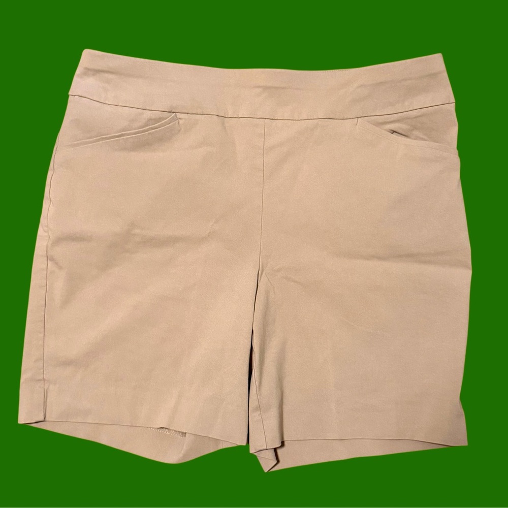 Chico's size 2 khaki Bermuda Shorts Classic Lightweight Design Stretch midrise
